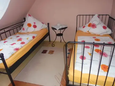 Schlafzimmer mit zwei Einzelbetten