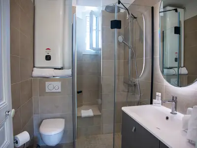 Badezimmer mit Dusche