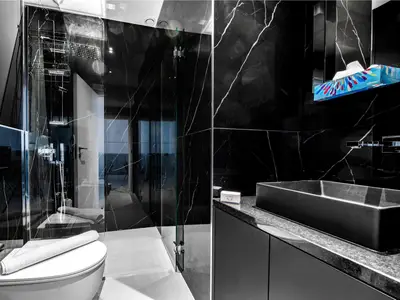Modernes schwarzes Marmorbad mit begehbarer Dusche