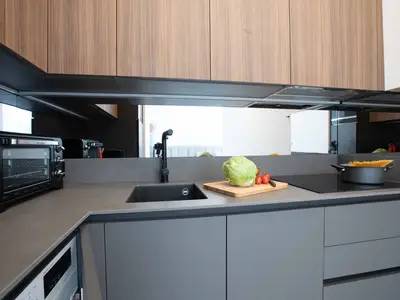 Moderne Küche mit allen notwendigen Utensilien