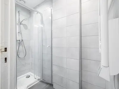 Badezimmer mit Dusche