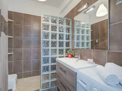 Badezimmer mit Dusche