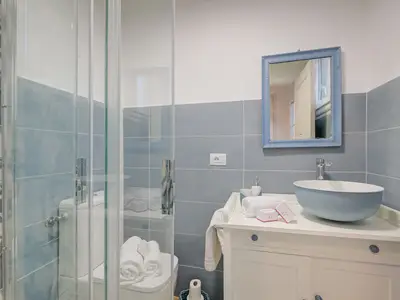 Badezimmer mit Dusche