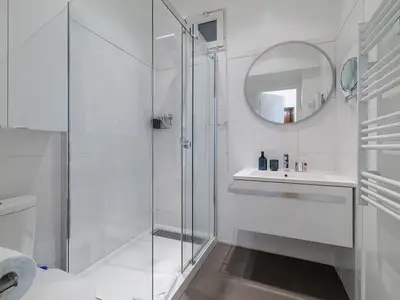 Badezimmer mit Dusche