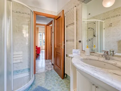 Badezimmer mit Dusche