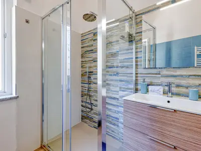 Badezimmer mit Dusche