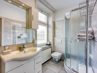 Badezimmer mit Dusche