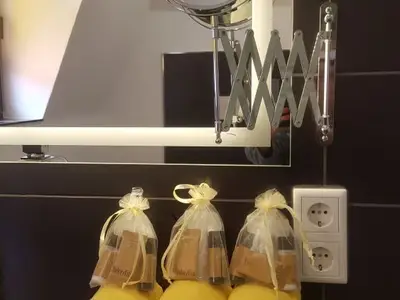 Handtücher und Kosmetikspiegel