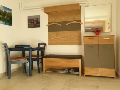 Vorraum mit Garderobe und Sitzgelegenheit