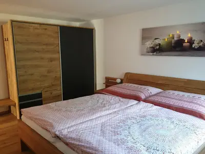Schlafzimmer mit Kleiderschrank