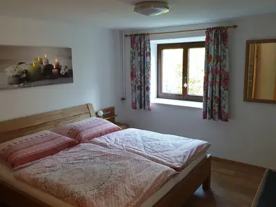 Schlafzimmer mit Doppelbett