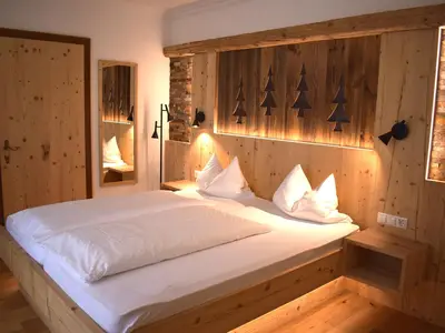 Hotelappartment Schlafzimmer aus Altholz