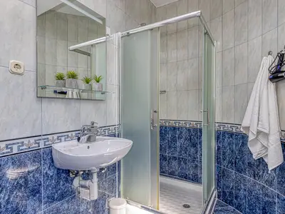 Badezimmer mit Dusche