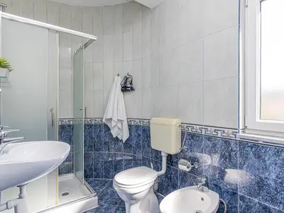 Badezimmer mit Dusche