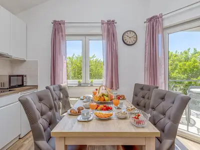 Küche und Essbereich