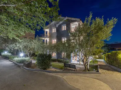 Der Blick auf die Villa vom Parkplatz aus