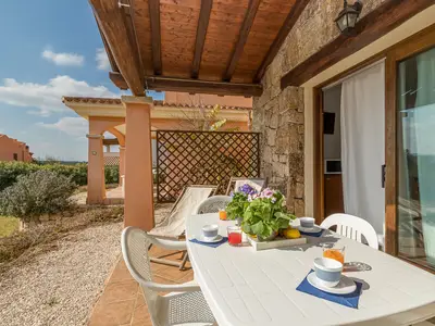 Esstisch auf der überdachten Terrasse