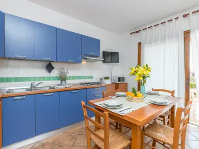 Esstisch mit Küche im Wohnzimmer