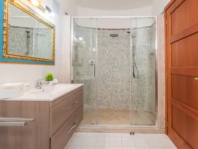 Badezimmer mit Dusche