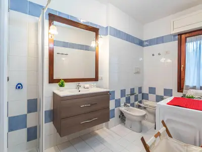 Badezimmer mit Dusche