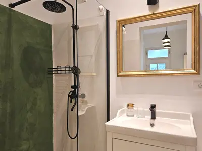 Badezimmer mit Dusche