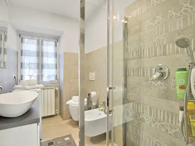 Badezimmer mit Dusche