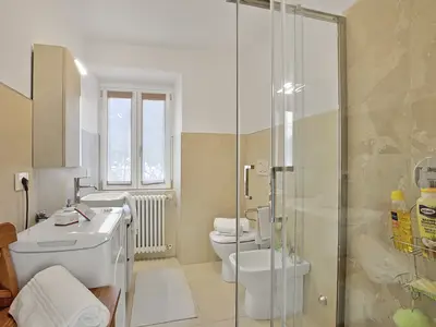 Badezimmer mit Dusche