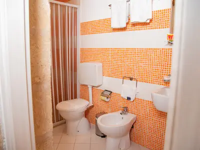 Badezimmer mit Dusche