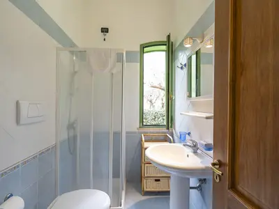 Badezimmer mit Dusche