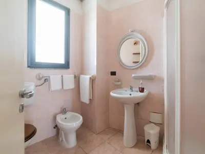 Badezimmer mit Dusche