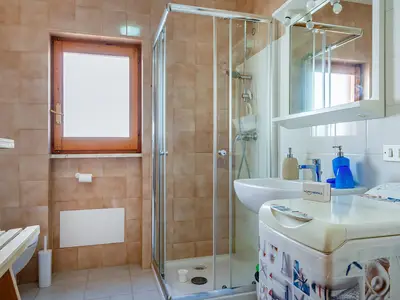 Badezimmer mit Dusche