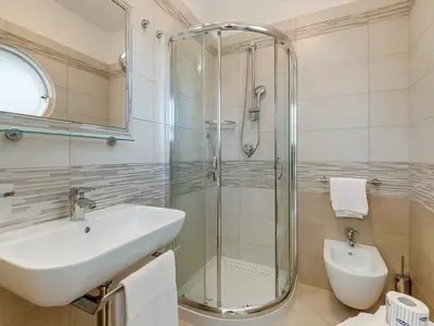 Badezimmer mit Dusche