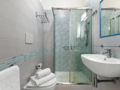 Badezimmer mit Dusche