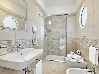 Badezimmer mit Dusche