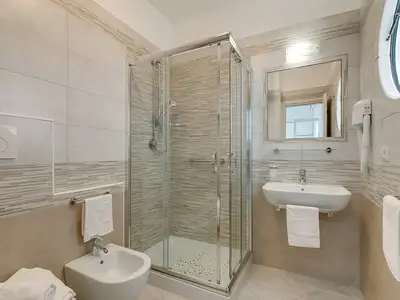 Badezimmer mit Dusche