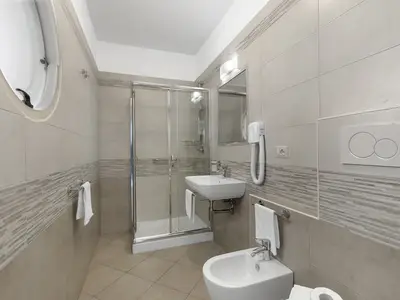 Badezimmer mit Dusche