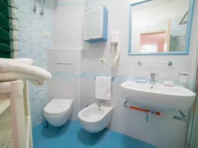 Badezimmer mit Dusche