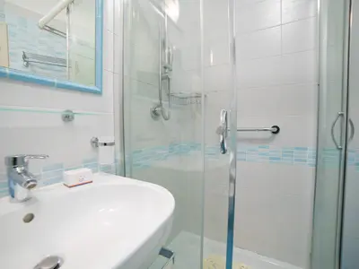 Badezimmer mit Dusche