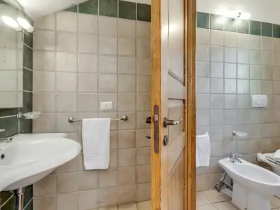 Badezimmer mit Dusche