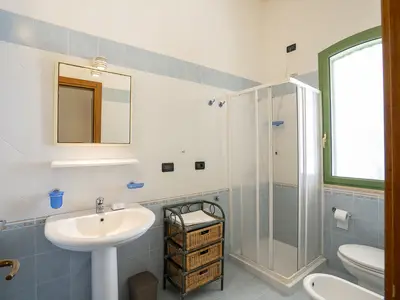 Badezimmer mit Dusche