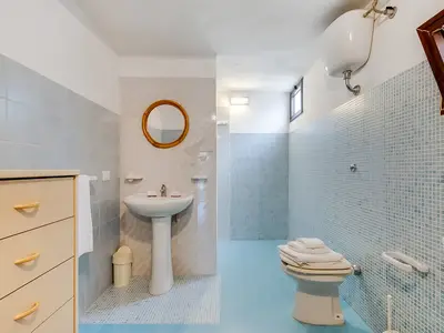 Badezimmer mit Dusche