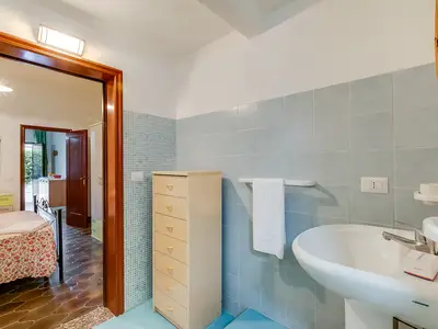 Badezimmer mit Dusche