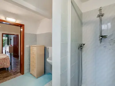 Badezimmer mit Dusche