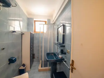 Badezimmer mit Dusche