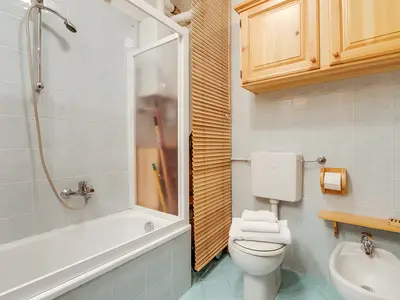 Badezimmer mit Dusche