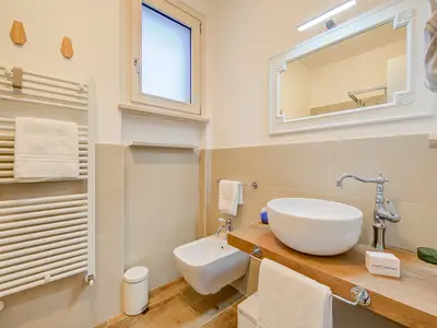 Badezimmer mit Dusche, Waschbecken, Bidet und Toilette