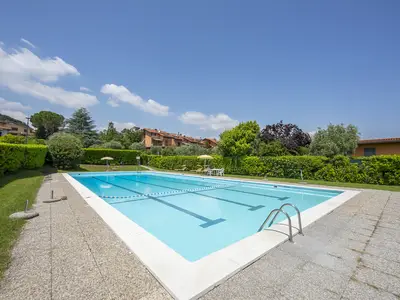 Gemeinsames Schwimmbad außerhalb der Residenz