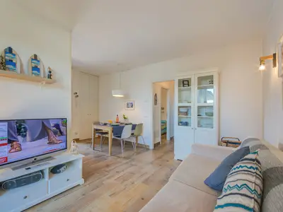Wohnzimmer mit Sofa, Smart-TV, Wifi und Esstisch