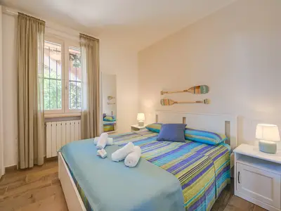 Zweibettzimmer mit Kleiderschrank und neben Tisch