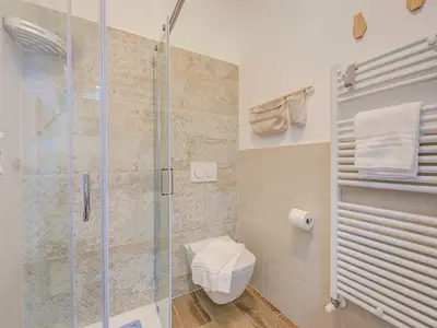 Badezimmer mit Dusche, Waschbecken, Bidet und Toilette